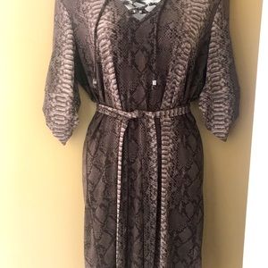 MIchael Kors XS Grey/White Dress w/belt. 3/4 length sleeve w/button up option